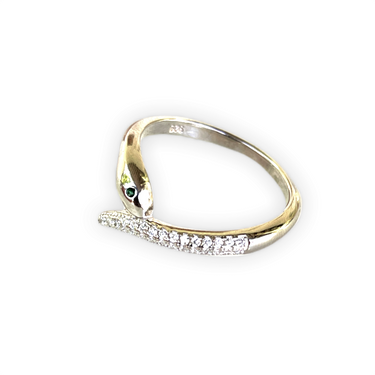 Anillo de serpiente de plata 925. La serpiente tiene un detalle de circonitas blancas y el ojo con circonita verde. Este anillo es super combinable con tu look favorito. Lateral